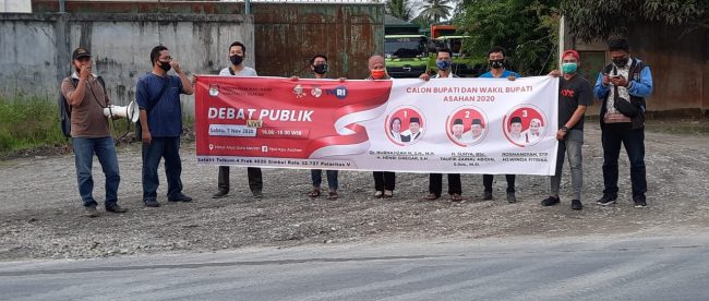 PPK Simpang Empat dibantu oleh PPS Desa Sekecamatan Simpang Empat melakukan Sosialisasi mengajak masyarakat untuk menonton siaran langsung Debat Publik Calon Bupati dan Wakil Bupati Asahan.