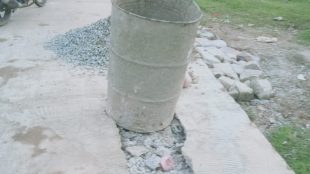 Kondisi jalan beton di Desa Pudar yang sudah berlubang (dok. KM)