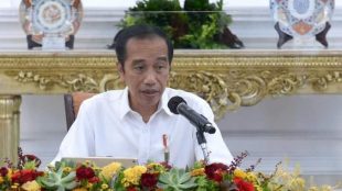 Presiden Joko Widodo memberikan pengantar pada Rapat Terbatas mengenai Laporan Komite Penanganan COVID-19 dan Pemulihan Ekonomi Nasional, Senin (16/11/2020), di Istana Merdeka, Jakarta.