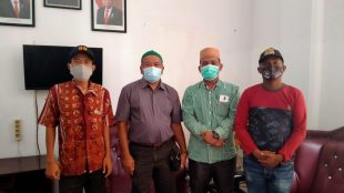(Kiri-kanan) Wartawan KM Agus Arianto, anggota DPRD Tanjungbalai Teddy Erwin, ketua BKPRMI Hafizh Egi Prayoga, Kabiro KM Tanjungbalai, Hanif (dok. KM)