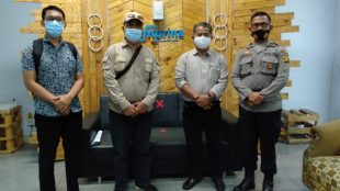 Ketua KPU Kota Sungai Penuh bersama Kasubbag Umum Logistik, Kanit Intel Pilitik Polres Kerinci dan Anggota Bawaslu Kota Sungai Penuh (dok. KM)