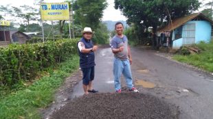 Kades Kumpay, Asep, meninjau perbaikan jalan ruas Kumpay-Tambakdahan, Subang (dok. KM)