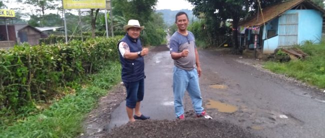 Kades Kumpay, Asep, meninjau perbaikan jalan ruas Kumpay-Tambakdahan, Subang (dok. KM)