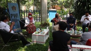Silaturahmi Sekda Kota Bogor Syarifah Sofiah ke Sekretariat PWI Kota Bogor, Rabu 4/11/2020 (dok. Prokompim)