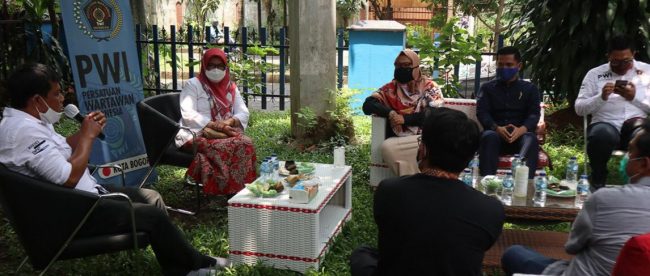 Silaturahmi Sekda Kota Bogor Syarifah Sofiah ke Sekretariat PWI Kota Bogor, Rabu 4/11/2020 (dok. Prokompim)