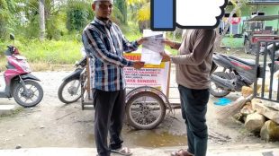 Warga yang tinggal di daerah Desa Simpang Tiga Kec. Simpang 4, Kabupaten Asahan saat memberikan bukti kwitansi pembelian kantong darah yang diserahkan kepada Hafiz Eki Prayoga, Ketua DPD BKPRMI Kota Tanjungbalai (dok. KM)
