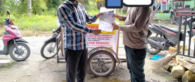 Warga yang tinggal di daerah Desa Simpang Tiga Kec. Simpang 4, Kabupaten Asahan saat memberikan bukti kwitansi pembelian kantong darah yang diserahkan kepada Hafiz Eki Prayoga, Ketua DPD BKPRMI Kota Tanjungbalai (dok. KM)