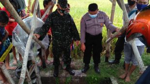 Aparat mengevakuasi jasad korban tewas di dasar sumur di Magetan, Jawa Timur, 2/11/2020 (dok. KM)
