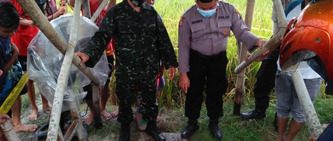Aparat mengevakuasi jasad korban tewas di dasar sumur di Magetan, Jawa Timur, 2/11/2020 (dok. KM)