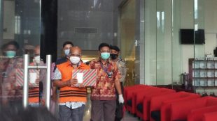 Kepala Badan Pengelola Pendapatan Daerah Kabupaten Labuhanbatu Utara, Agusman Sinaga, keluar gedung KPK, Kamis 12/11/2020 (dok. Hari Setiawan Muhammad Yasin/KM)