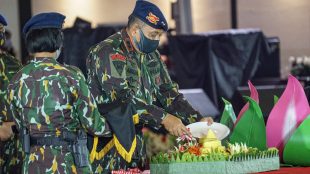 Dankor Brimob Polri potong tumpeng syukuran HUT ke-75 Korps Brimob Polri (Istimewa)
