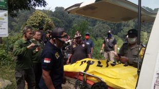 Aparat mengevakuasi mayat yang ditemukan warga di TNGHS, Kecamatan Tamansari, Bogor, Minggu 15/11/2020 (dok. KM)