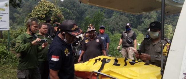 Aparat mengevakuasi mayat yang ditemukan warga di TNGHS, Kecamatan Tamansari, Bogor, Minggu 15/11/2020 (dok. KM)