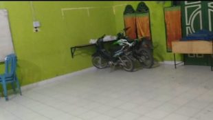 Keadaan musala SMP Negeri 1 Kota Tanjungbalai yang menjadi tempat penyimpanan sepeda motor (dok. KM)
