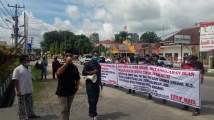 Ade Gustami Lubis saat orasi bersama massa "Masyarakat Anti Judi Kota Tanjungbalai" di depan Kantor Polres Tanjungbalai pada Kamis 3/12/2020 (dok. KM)