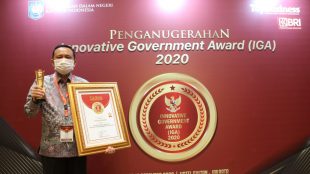 Sekprov Bengkulu Hamka Sabri saat menerima penghargaan sebagai provinsi Sangat Inovatif pada ajang Innovative Government Award (IGA) Tahun 2020 di Hotel Sultan Jakarta, Jum'at (18/12).