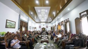Gubernur Rohidin saat rapat terbatas di Rejang Lebong, Sabtu 19 Desember 2020.