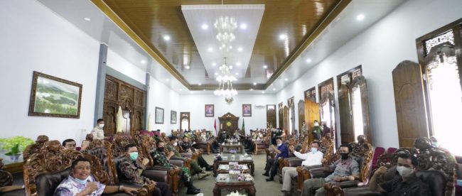 Gubernur Rohidin saat rapat terbatas di Rejang Lebong, Sabtu 19 Desember 2020.