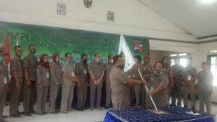 Pemberian Bendera RAPI Dari Ketua RAPI Kota Bogor Kepada Ketua RAPI Lokal Bogor Utara Terpilih, Minggu 13/12/2020 (dok. KM)