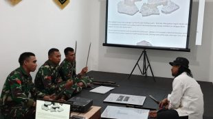 Ki Kumbang Saat Memberikan Wawasan Ilmu Golok Kepada Prajurit Kopassus (dok.KM)