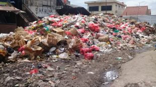 Potret sampah di Pasar Parungpanjang yang semakin menumpuk, Jumat siang 28/11/2020 (dok. Hari Setiawan Muhammad Yasin/KM)