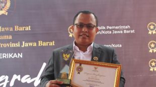 Ketua KPU Kota Bogor Samsudin saat menerima penghargaan, Kamis 3/12/2020 (dok. KM)