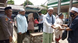 Kader MRC membagikan nasi bungkus kepada jamaah saat Jumat di Masjid Jami Mazroâ€™atul Akhiroh, Depok, Jumat 4/12/2020 (dok. KM)