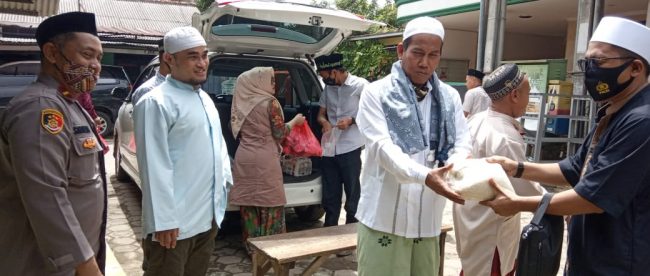 Kader MRC membagikan nasi bungkus kepada jamaah saat Jumat di Masjid Jami Mazroâ€™atul Akhiroh, Depok, Jumat 4/12/2020 (dok. KM)