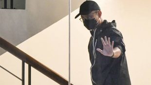 Menteri Sosial Juliari P. Batubara tiba di Gedung Komisi Pemberantasan Korupsi (KPK), Jakarta, Minggu (6/12/2020) dini hari WIB. Juliari ditetapkan sebagai tersangka oleh KPK atas dugaan menerima suap terkait pengadaan bantuan sosial penanganan Covid-19 di Kementerian Sosial. (Dok. Hari Setiawan Muhammad Yasin/KM)