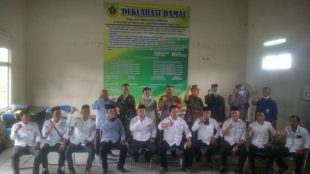 Camat Tenjolaya bersama, Danramil, Wakapolsek, panitia dan 10 calon kades di Aula Kantor Kecamatan Tenjolaya, Sabtu 5/11/2020 (dok. KM)