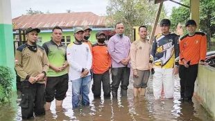 Ketua DPD PKS Kota Tanjungbalai Muhammad Syukur (kedua dari kanan) bersama kader dan simpatisan saat turun ke daerah yang terkena banjir (dok. KM)