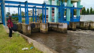 Pintu air pengendali banjir yang tidak beroperasi di Pulau Simardan, Tanjungbalai (dok. KM)