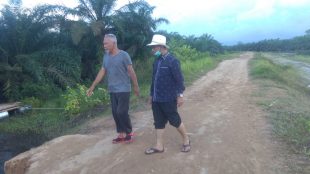 Editor: HJA Ahmad Hadianm anggota DPRD Provinsi Sumatera Utara (bertopi putih) ditemani warga saat meninjau daerah banjir di Sei Dua Hulu, Tanjungbalai, Selasa 14/12/2020 (dok. KM)