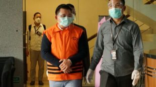 Penyidik KPK menahan Direktur Utama PT Kings Property Indonesia (KPI) Sutikno (STN) Dalam Dugaan kasus suap kepada mantan Bupati Cirebon Sunjaya Purwadisastra (SUN), Senin Siang 20-12-2020. (Dok. Hari Setiawan Muhammad Yasin/KM)