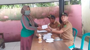 Pembagian honor tambahan tahap dua dari BKUD tahun 2020 di Desa Rancamanggung, Subang, Selasa 22/12/2020 (dok. KM)