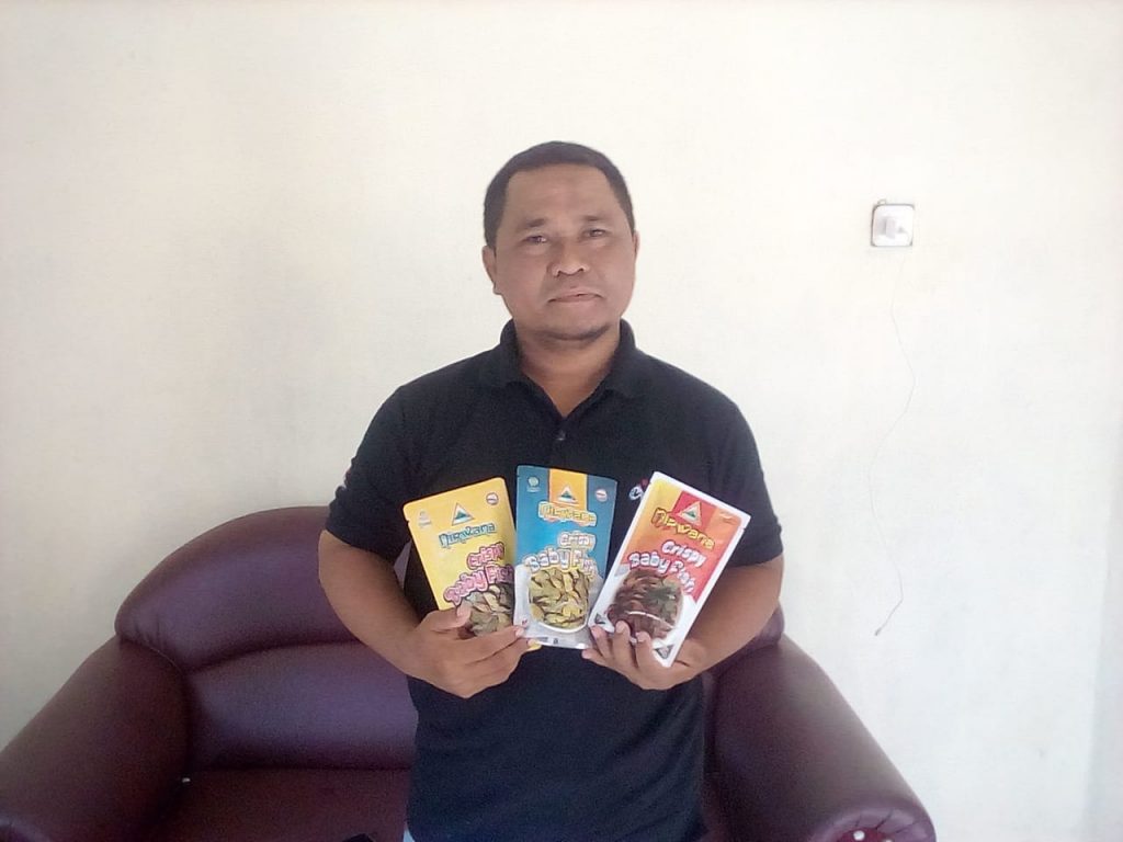 Taufik Hidayat bersama 3 variasi produk olahan ikan nila kecil (dok. KM)