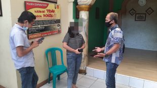 Korban perdagangan anak berinisial AU (tengah) didampingi tim MRC saat di Polsek Cempaka Putih (dok. KM)