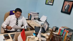 Ketua YLBH KAMI ADA Tatang di ruang kerjanya (dok. KM)