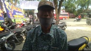 Mw (46), penerima BPUM di Tanjungbalai yang sempat ditolak dicairkan uang bansos nya oleh bank penyalur, Rabu 30/12/2020 (dok. KM)