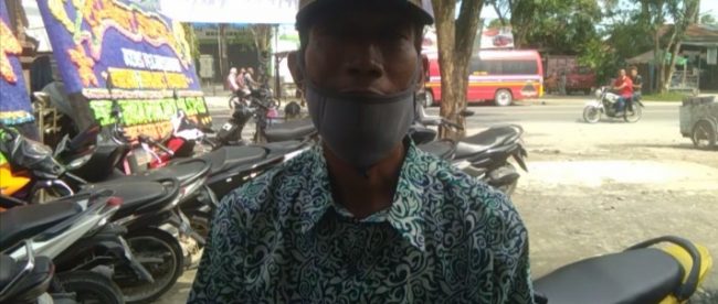 Mw (46), penerima BPUM di Tanjungbalai yang sempat ditolak dicairkan uang bansos nya oleh bank penyalur, Rabu 30/12/2020 (dok. KM)