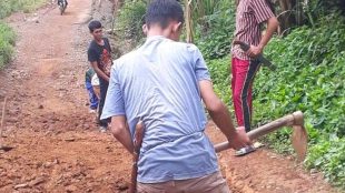 Warga Desa Bajak II sedang bergotong royong memperbaiki jalan pada Kamis,(28/01/2021)