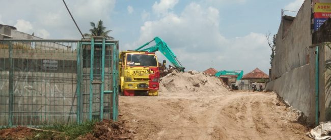 Pekerjaan pembangunan SPBU di Jalan Abdullah Bin Nuh Kelurahan Bubulak yang diduga tidak berizin, Senin 25/1/2021 (dok. KM)