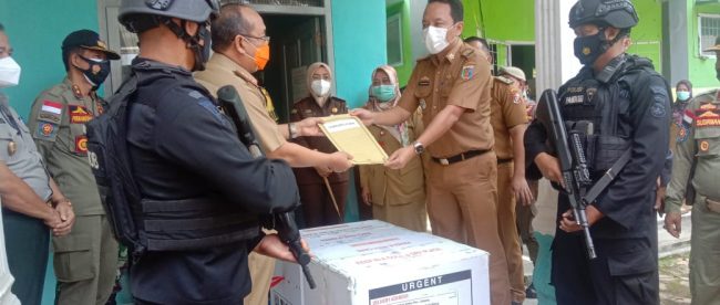Sekda Kabupaten Lampung Utara menerima kiriman vaksin covid-19, Senin 25/1/2021 (dok. KM)