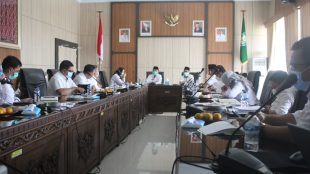 Rapat Rencana Penggeseran Penjabaran APBD TA 2021 di Ruang Rapat Lantai III Kantor Gubernur,pada Rabu (27/01/2021)