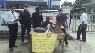 Aktivis usai aksi unjuk rasa di depan BRI Cabang Tanjungbalai, Senin 4/12/2020 (dok. KM)