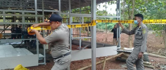 Satpol PP Kabupaten Bogor menyegel tempat budidaya jamur di Hutan Villa Jati, Desa Jagabaya, Parungpanjang, Selasa siang 5/1/2021 (Dok. Hari Setiawan Muhammad Yasin/KM)