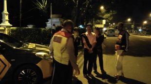 Jajaran Polsek Bogor Barat saat membubarkan anak muda yang nongkrong di kawasan Bubulak, Jumat 8/1/2021 (dok. KM)