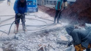 Kondisi proyek perbaikan jalan yang mengalami keretakan di Jalan raya CBL, Desa Mukti Wari, Kecamatan Cibitung, Kabupaten Bekasi (dok. KM)