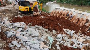Longsor di Jalan raya CBL, Desa Mukti Wari, Kecamatan Cibitung, Kabupaten Bekasi (dok. KM)