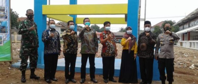 Asda II dr. Nunung Suhaeri meresmikan Pamsimas di Desa Tanjungsari Barat, Kecamatan Cikaum, Kabupaten Subang (dok. KM)